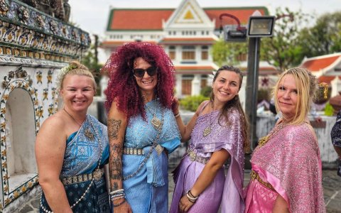 Tajlandia - zwiedzanie Bangkoku, tradycyjne stroje w Wat Arun.jpg